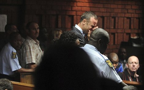 Oscar Pistorius se po obvinění z vraždy před soudem rozplakal. Hrozí mu až doživotní trest.