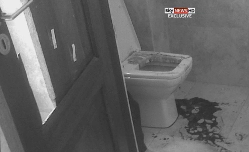 Zakrvácený záchod, na kterém Oscar Pistorius zastřelil svou přítelkyni...