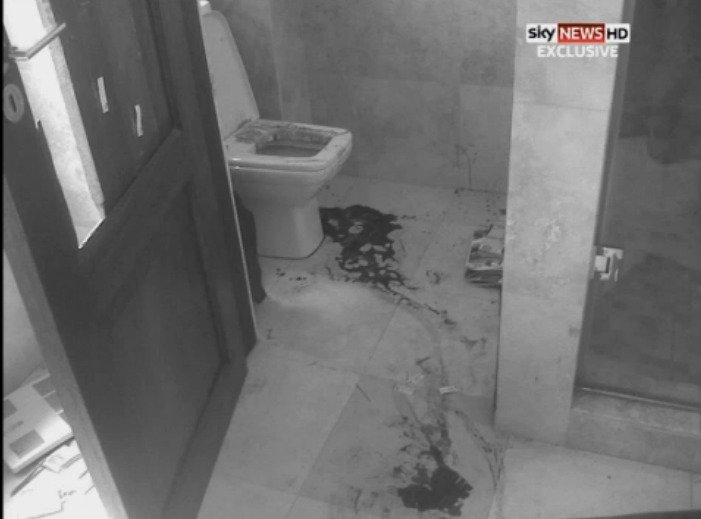 Ve dveřích jsou vidět stopy po kulkách i místo, kudy se Pistorius dobýval dovnitř poté, co prý zjistil, že zastřelil Reevu