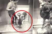 Děsivé záběry: Chlapce (18 měs.) ve výtahu napadl rozzuřený buldok! Zvíře se dítěti zakouslo do nohy