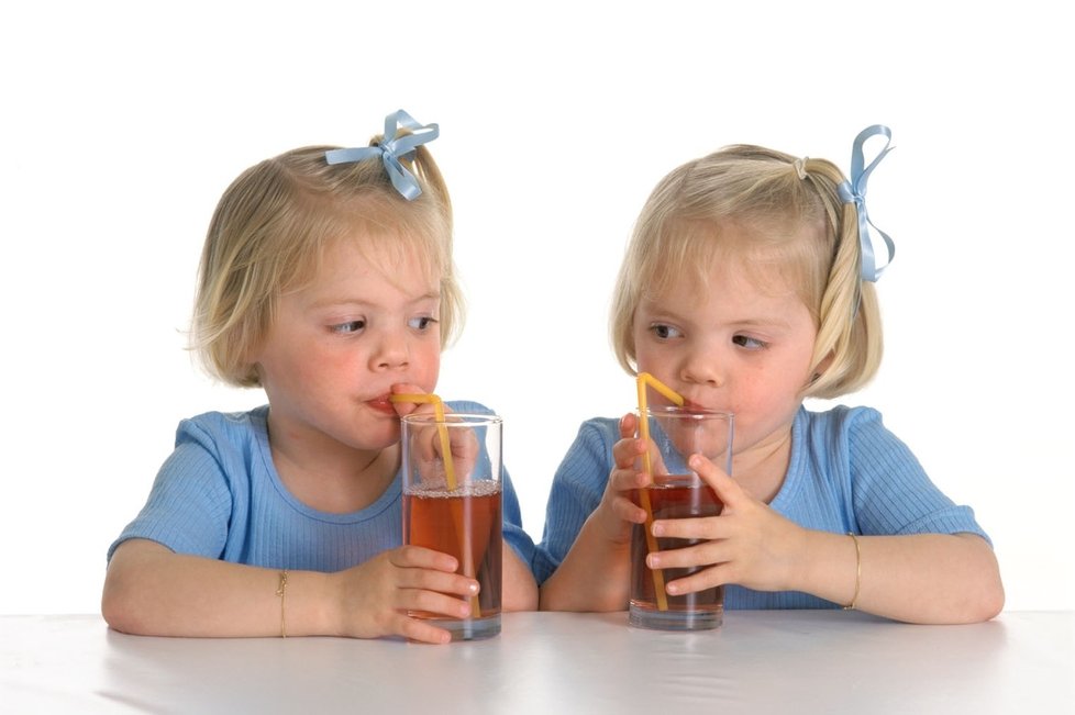 Špatné návyky, jako je například pití sladkých nápojů, si děti bohužel osvojují velmi brzy.