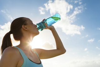 Jak poznat dehydrataci: Příznaky, na které byste neměli zapomínat. Barva moči nestačí