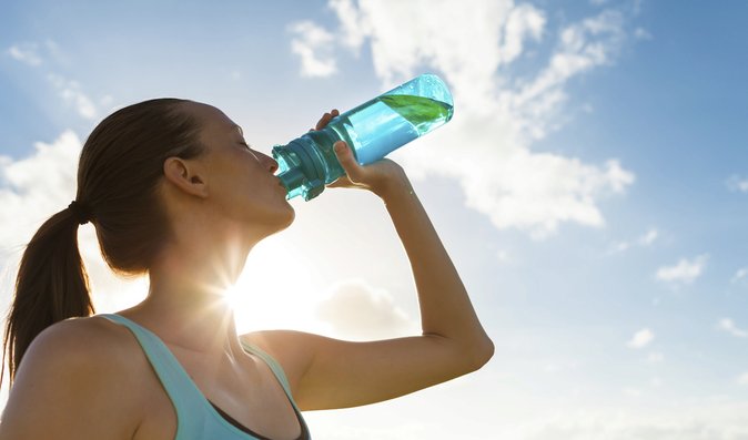 Jak poznat dehydrataci: Příznaky, na které byste neměli zapomínat. Barva moči nestačí