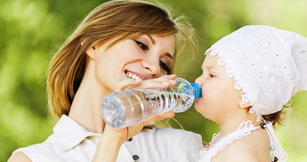 Nejlepší je, když se dítě na žízeň naučí pít vodu. Ale nemusí se to s ní přehánět.