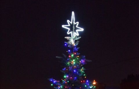 Praha 22 letos oslavuje Vánoce třemi stromky. Nově se dočkaly i Pitkovice