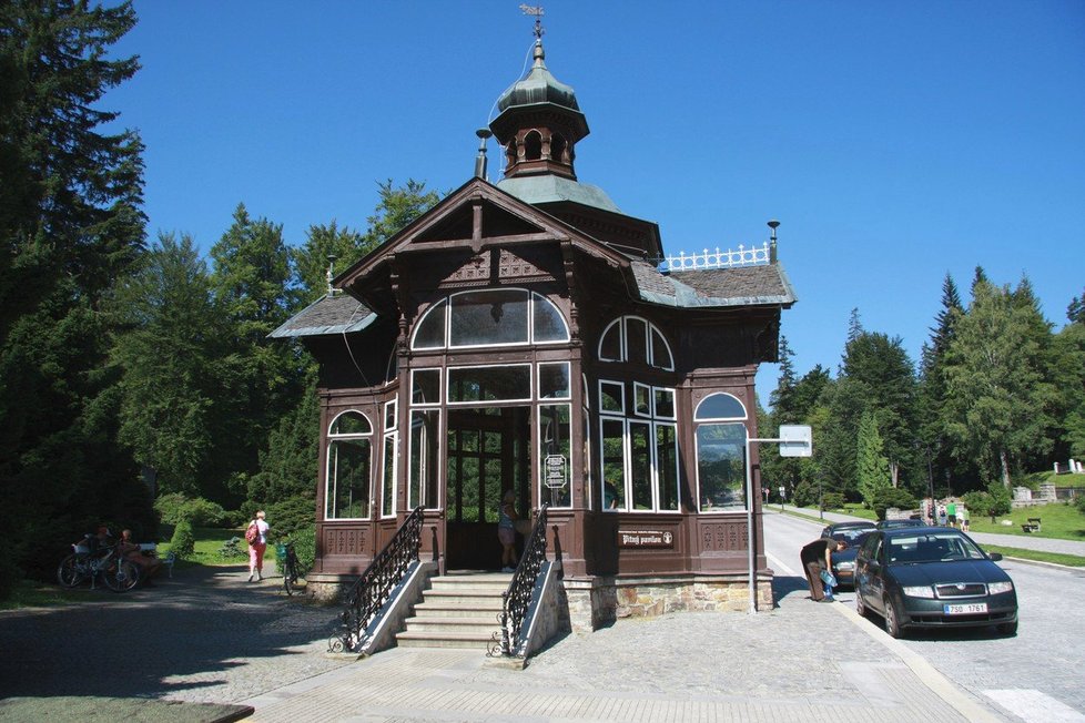 Dřevěný pitný pavilon v Karlově Studánce.