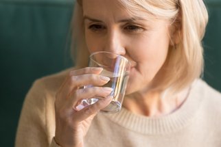 Dehydratace u seniorů: Jak ji poznat a co by měli jíst a pít? 
