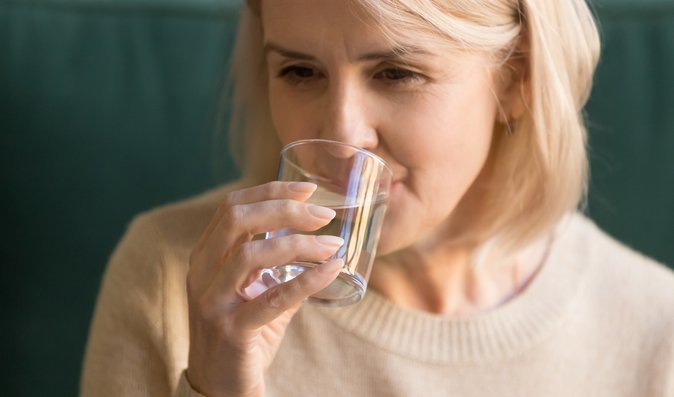 Dehydratace u seniorů: Jak ji poznat a co by měli jíst a pít? 