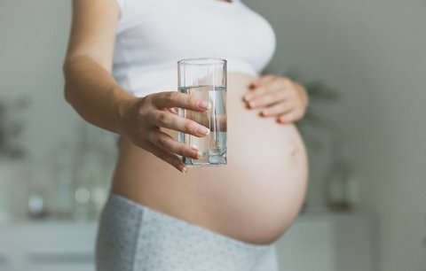 Jste těhotná? Pravidelný pitný režim prospěje vám i miminku