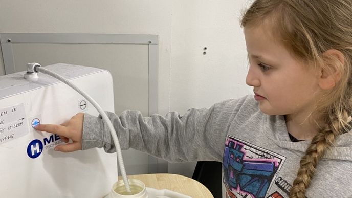 Děti z ostravské školy Hello si mohou kdykoliv během dne načerpat vodíkovou vodu