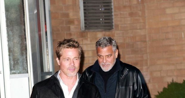 Hollywoodští krasavci Bra Pitt a George Clooney.