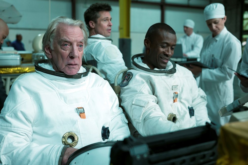 Donald Sutherland, Brad Pitt a Sean Blakemore ve scéně z filmu Ad Astra