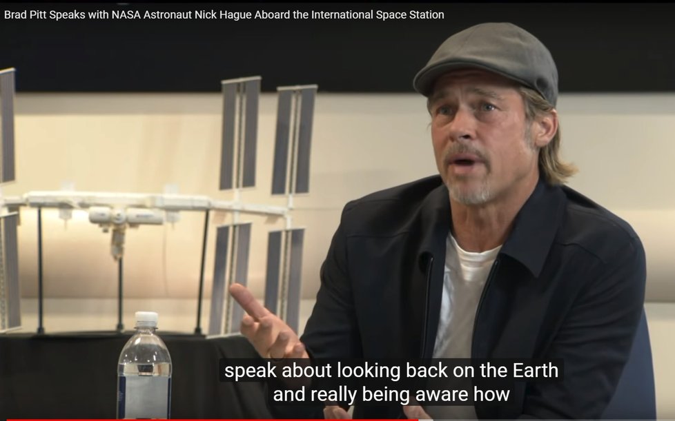 Brad Pitt „pokecal&#34; s astronautem. Ten se mu svěřil s mozoly na palcích.