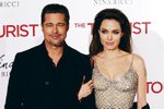 Angelina Jolie a Brad Pitt se naoko vzali, aby udělali radost dětem.
