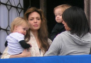 Opožděný vývoj, zaoblená a zkosená tvář, šikmé oči - podle zahraničních médií mají dvojčata páru Pitt-Jolie jasné příznaky Downova syndromu.