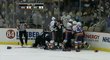 Hromadná bitka v zápase Pittsburgh - Islanders vyvolala i rvačku brankářů.