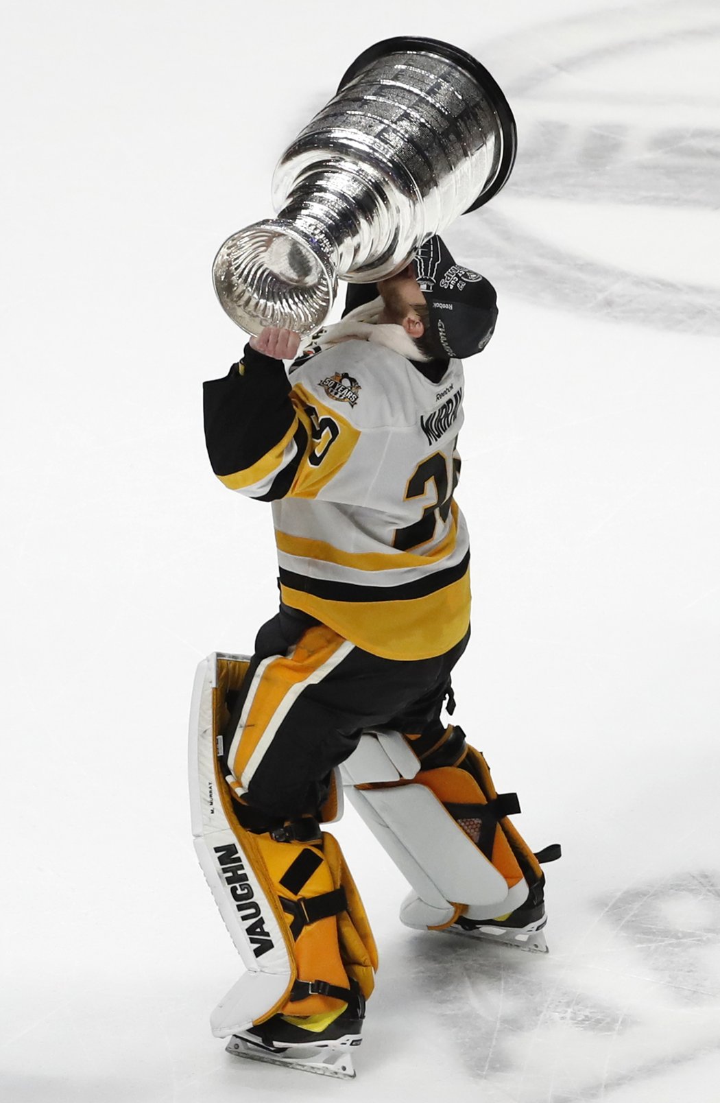 Brankář Pittsburghu Matt Murray se Stanley Cupem