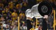 Kapitán Pittsburghu Sidney Crosby se svým třetím Stanley Cupem pro vítěze NHL