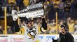 Kapitán Pittsburghu Sidney Crosby se svým třetím Stanley Cupem pro vítěze NHL