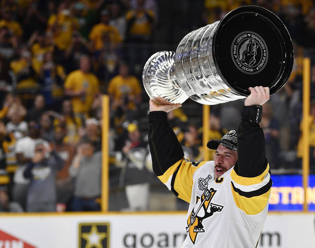 Kapitán Pittsburghu Sidney Crosby se svým třetím Stanley Cupem pro vítěze NHL