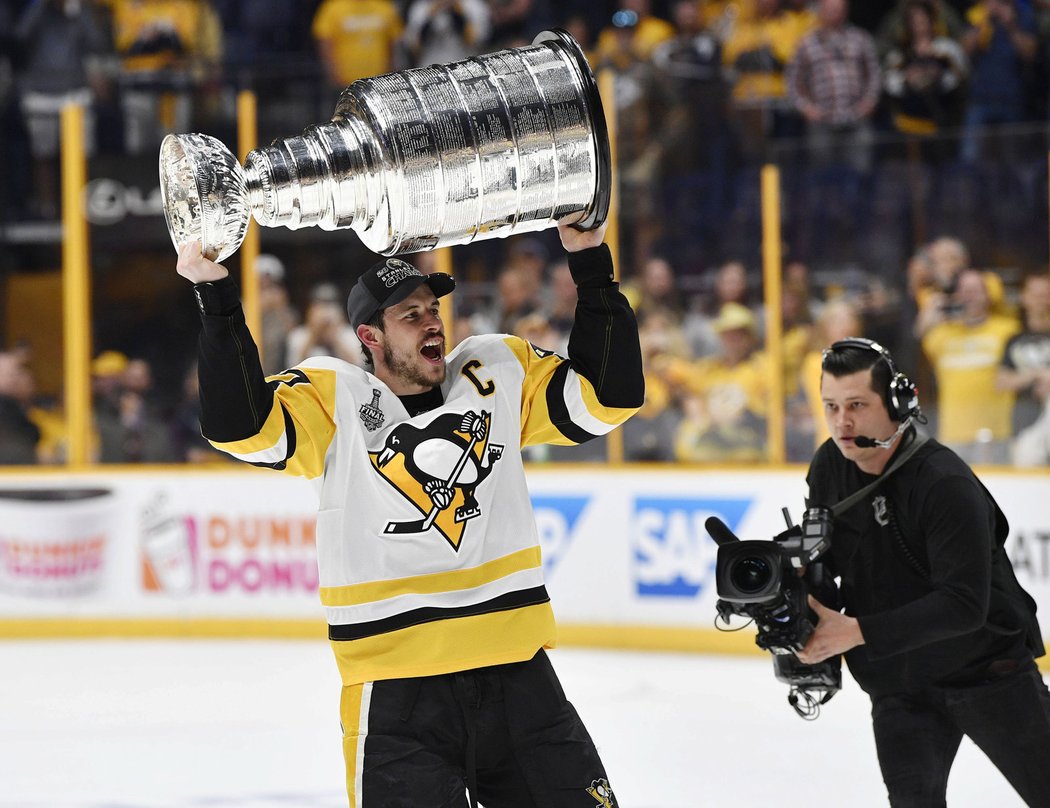 Kapitán Pittsburghu Sidney Crosby se svým třetím Stanley Cupem pro vítěze NHL