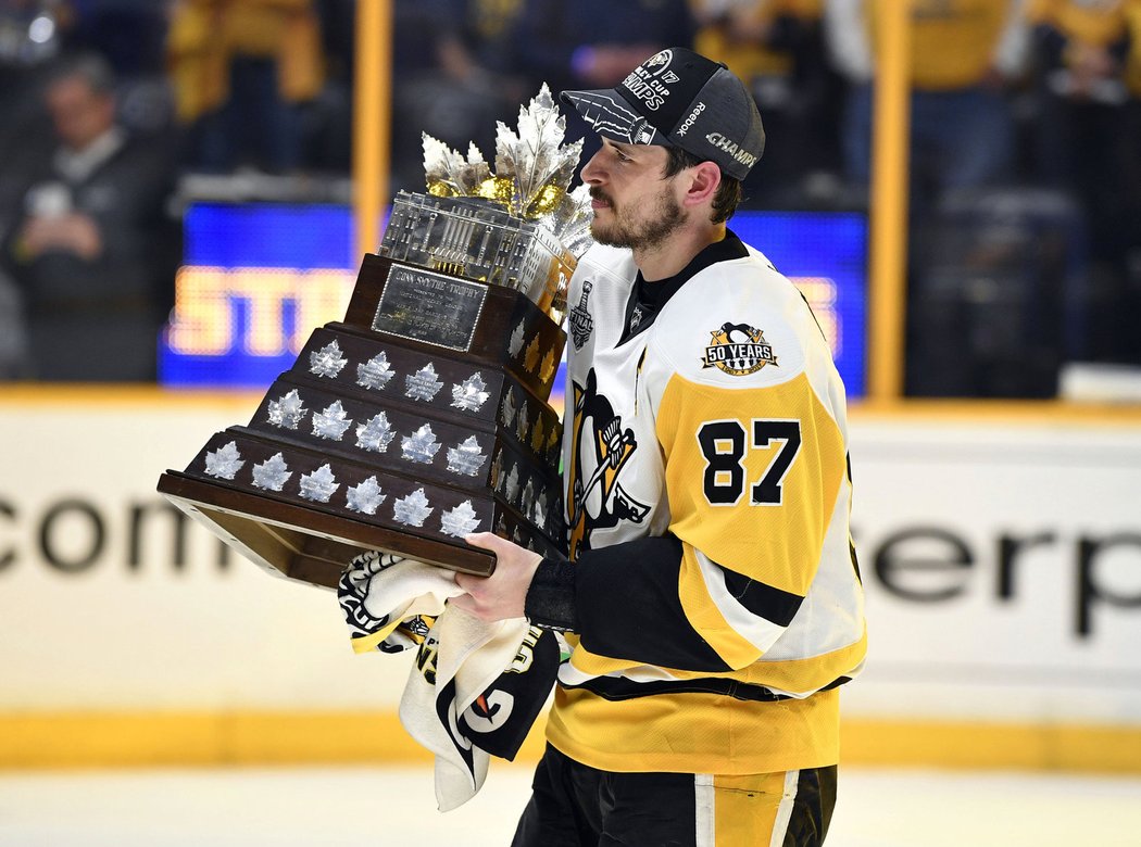 Kapitán Pittsburghu Sidney Crosby vyhrál opět po roce Conn Smythe Trophy pro nejlepšího hráče play off