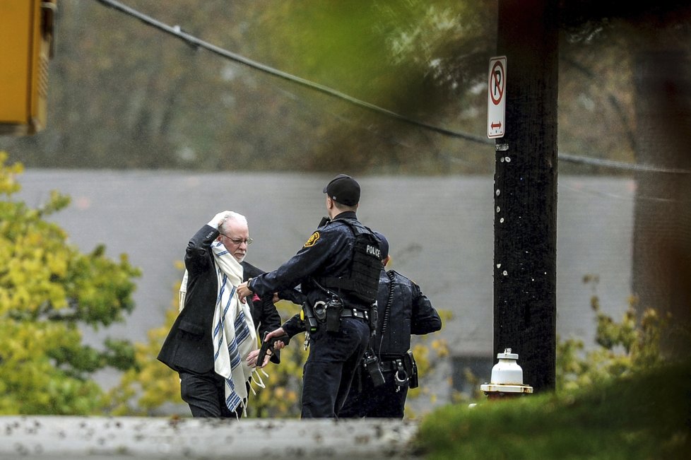 Policie zasahovala při střelbě v synagoze v americkém Pittsburghu. (27.10.2018)