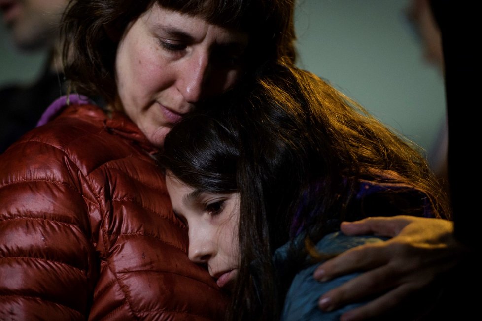 V americkém Pittsburghu drží lidé smutek za oběti střelby v synagoze.