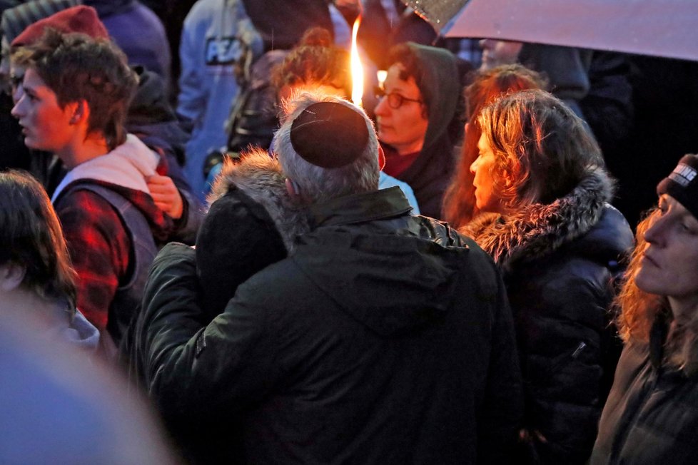 V americkém Pittsburghu drží lidé smutek za oběti střelby v synagoze.