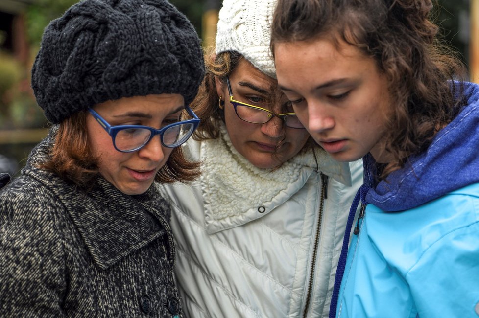 V americkém Pittsburghu drží lidé smutek za oběti střelby v synagoze.