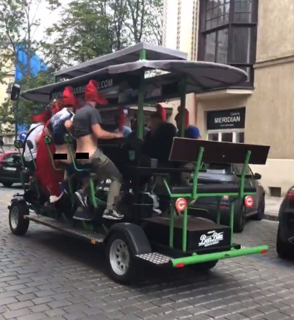 Turisté na pivních kolech se nelíbí místním. Často kvůli jejich chování.