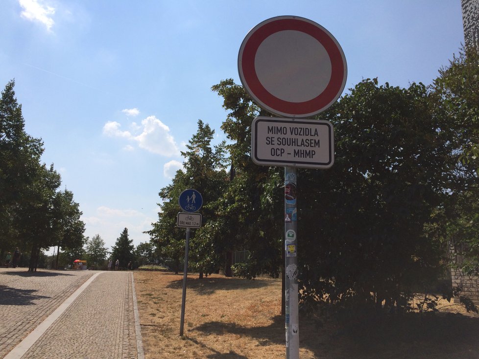 Nové omezení zakazuje do Letenských sadů vjezd kolům o šířce vyšší než 1,2 metru.