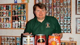 Petr Slanina se své sbírce pivních plechovek věnuje už 30 let.