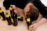 Problémy Čechů s alkoholem: Nadměrné pití krátí život nejméně o 20 let, varují odborníci