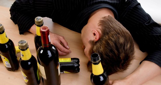 Problémy Čechů s alkoholem: Nadměrné pití krátí život nejméně o 20 let, varují odborníci
