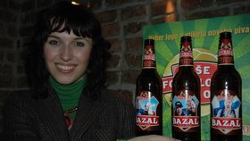 Manažerka světově originálního projektu Zuzana Bečková Blesku ukázala, jak budou vypadat naprosto unikátní etikety fotbalového piva Bazal.