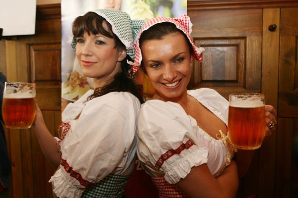 Bendová a Kostková společně ve slušivých krojích zahájily český pivní festival, který se uskuteční od 22. května
