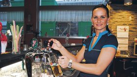 V Café baru Alibi v Ústí nad Labem točí pivo vždy usměvavá Jitka Antolíková (33)