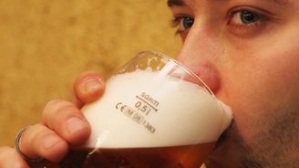 Pivo jako český národní nápoj dostává na frak. Fackuje ho EET a protikuřácký zákon. Co bude dál?