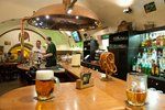 V Česku se nedaří zastavit úbytek hostů z restaurací a hospod, naopak roste spotřeba piva v plechovkách