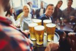 Prodej piva v českých restauracích a hospodách klesl letos do konce srpna meziročně o 4,2 procenta. O čtyři procenta stouply prodeje piva v různých obalech, jako jsou skleněné lahve, plast a plechovky.
