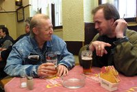 Na pivo má většina Čechů: Finančně strádáme méně než Němci i většina Evropy