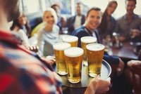 Piva v plechovkách si Češi kupují víc. V restauracích se pije méně