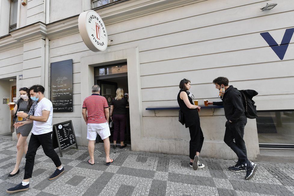 Koupit si pivo lze z okénka a jen do kelímku. Při pití se lidé nesmí sdružovat.