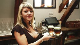 Servírka Míša (24) roznáší zelenkavý mok, kterému tu říkají pivo proti chřipce