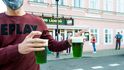 Konzumaci piva v Teplicích přijela zkontrolovat i policie (9. 4. 2020)
