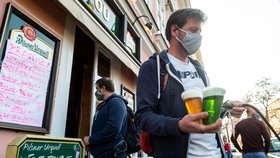 Konzumaci piva v Teplicích přijela zkontrolovat i policie (9. 4. 2020).