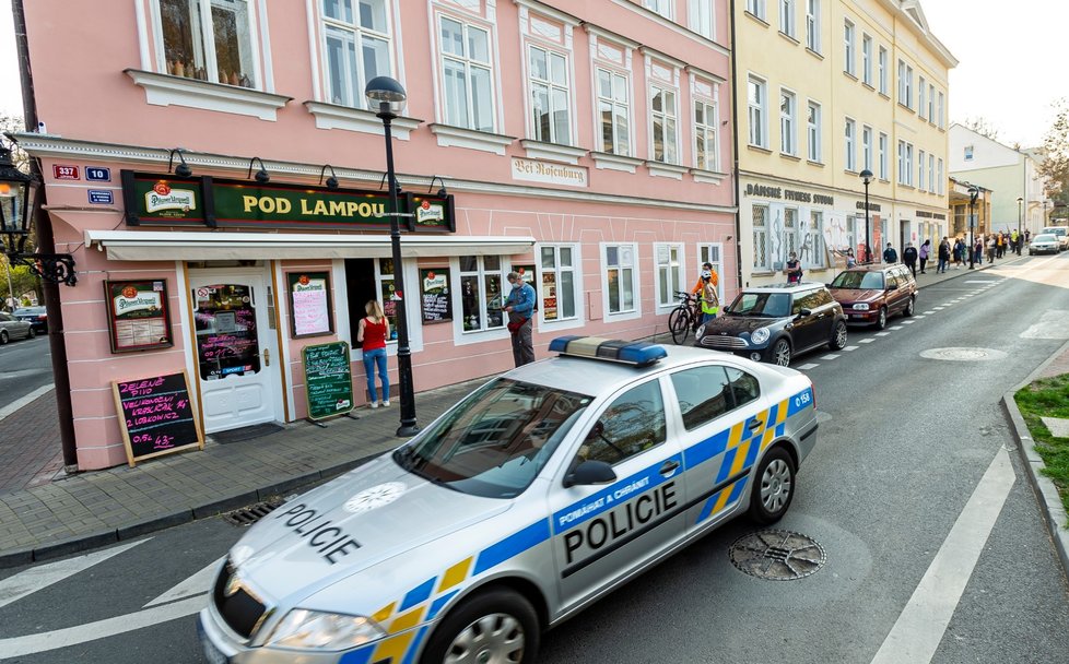 Konzumaci piva v Teplicích přijela zkontrolovat i policie (9. 4. 2020).