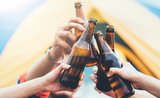 Poraďte si (nejen) v kempu: 9 triků, jak otevřít pivo i bez otvíráku