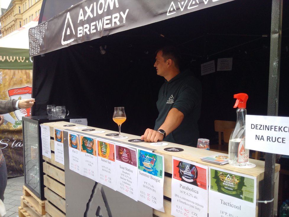 Zajímavostí je pivo s vysokým obsahem alkoholu, které nabízí stánek „Axiom Brewery &#34;.